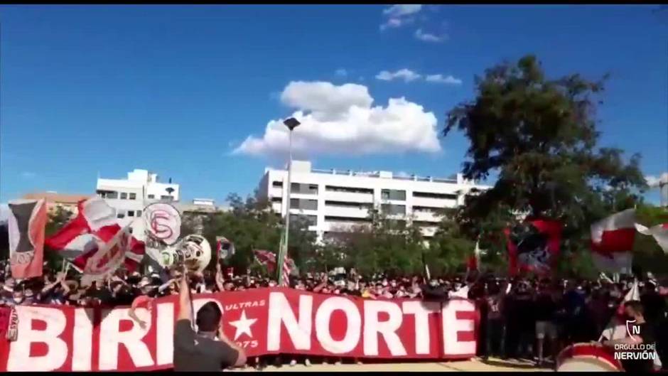 La afición recibe al Sevilla FC en los aledaños del Sánchez-Pizjuán