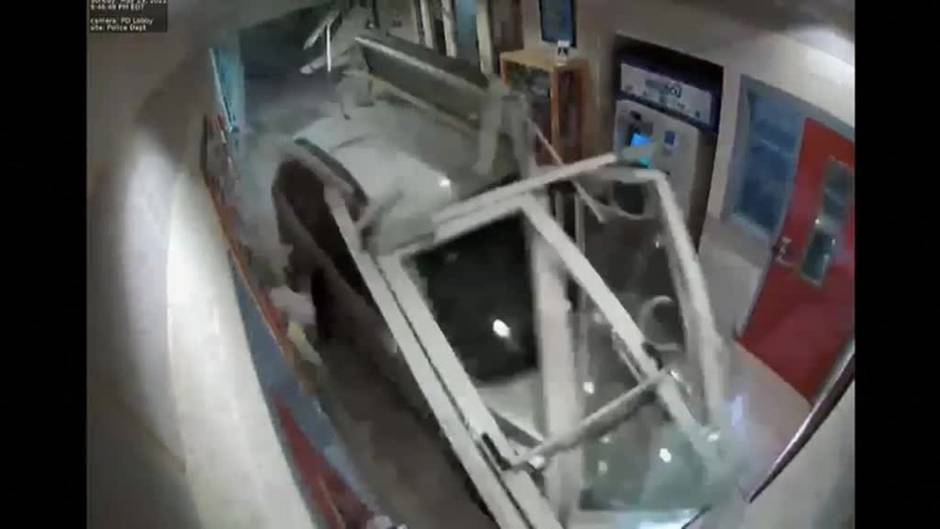 Un joven estrella su coche contrea una comisaría de Maryland en Estados Unidos