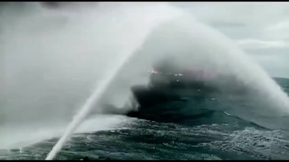 Un carguero sigue ardiendo en Sri Lanka cargado de productos químicos y 25 toneladas de ácido nítrico