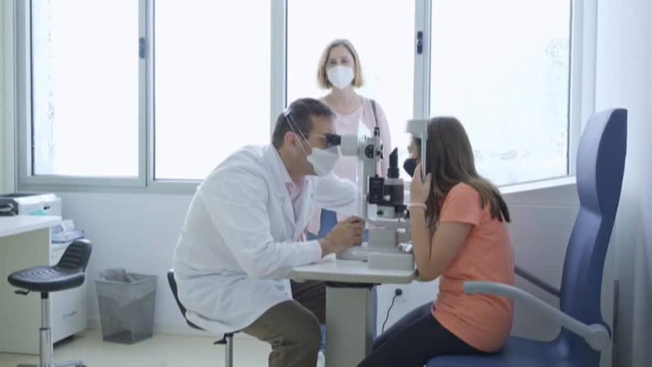 Los médicos del hospital Sant Joan de Deu evitan que Noa se quede ciega gracias a una innovadora terapia génica