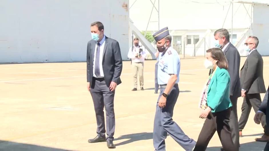 Robles conoce los drones predator del Ejército del Aire en la Base de Talavera