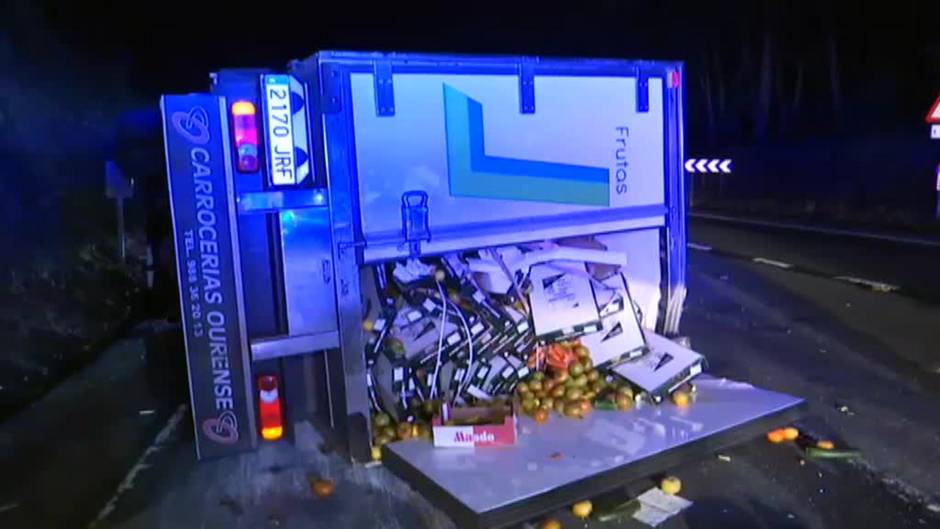 Tres jóvenes mueren al chocar el coche en el que viajaban contra un camión en Pontevedra