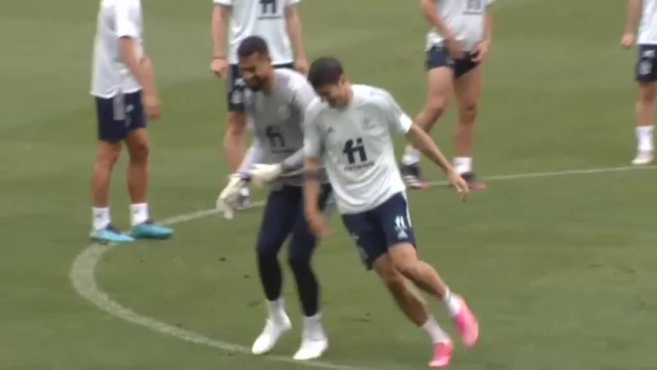 La selección absoluta se ejercita sobre el césped del Metropolitano ultimando detalles del amistoso ante Portugal