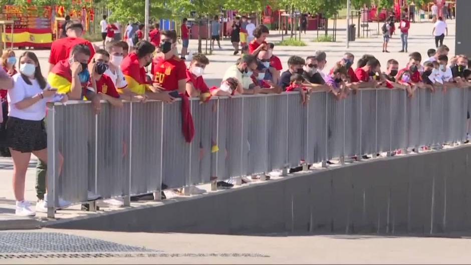 Aficionados de la selección celebran la vuelta del público en las gradas