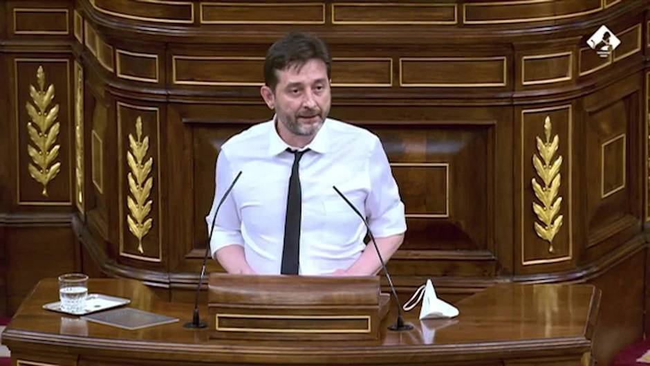 Podemos anima a "correr a gorrazos" al gobernador del Banco de España