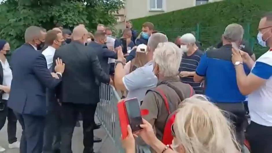 Un joven le propina una bofetada al presidente francés, Emmanuel Macron