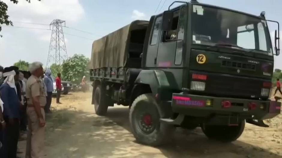 Un niño queda atrapado en un pozo en la India