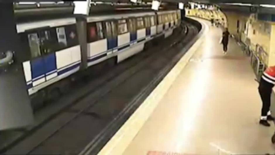 Dos policías salvan 'in extremis' a una mujer que iba a arrojarse al metro en Madrid