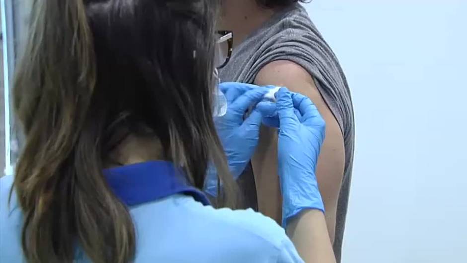 Almería y Palma de Mallorca se adelantan en la vacunación a los menores de 40 años