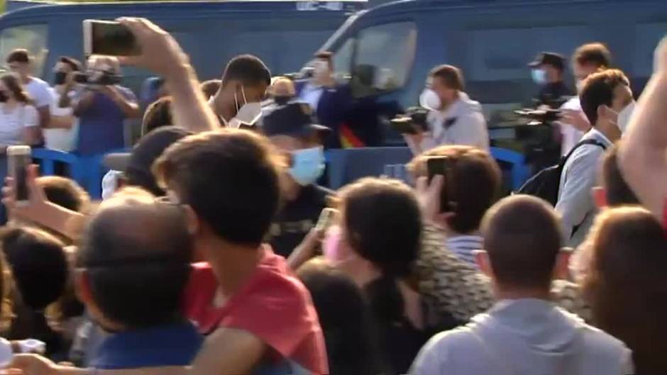 Recibimiento de la afición a la selección a su llegada al hotel de concentración en Sevilla