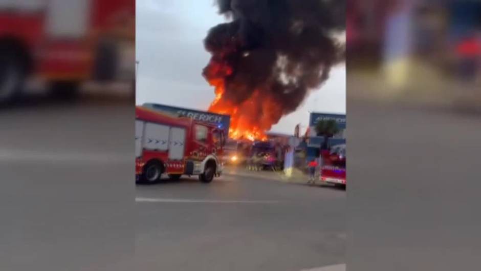 Los Bomberos controlan el incendio de una planta de reciclaje en Castellbisbal