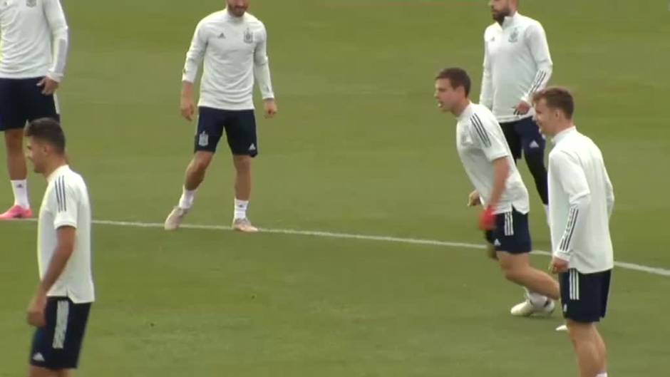 Última sesión de entrenamiento de la selección antes de viajar a Sevilla