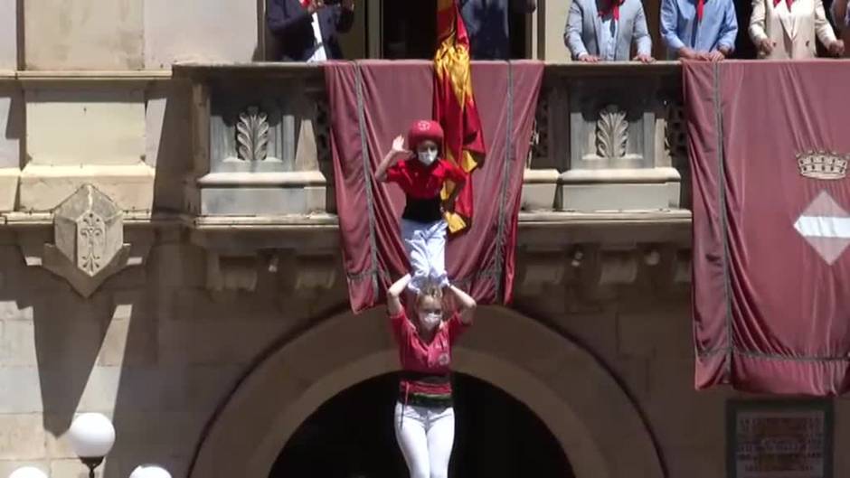 El retorno de los 'castells' emociona a los vecinos de Valls