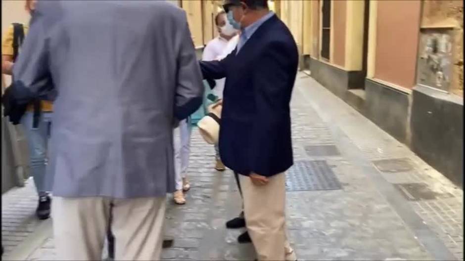 Los tres últimos presidentes del Ateneo homenajean a Pemán en su casa natal en Cádiz