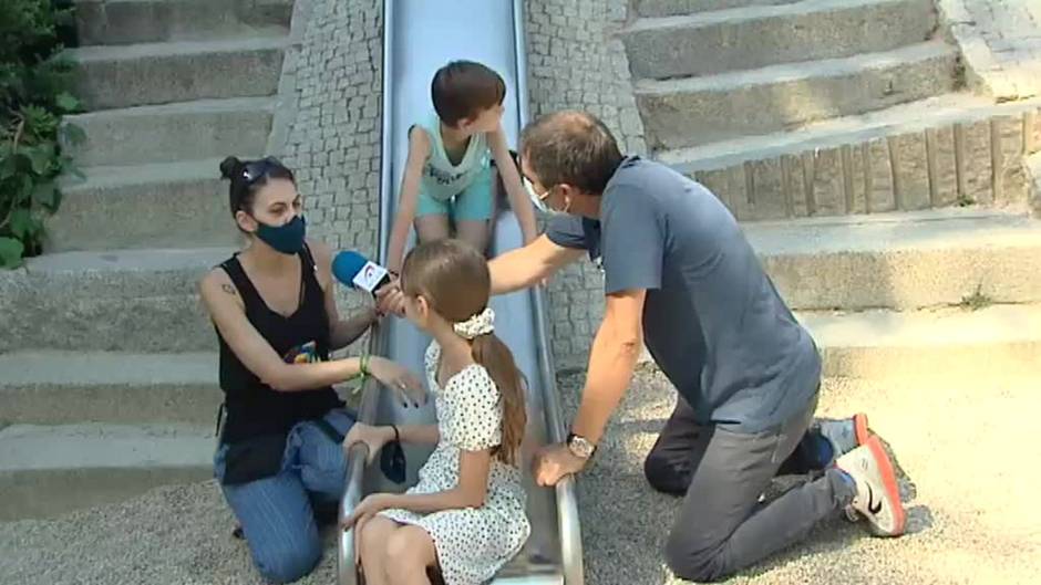 Los niños celebran el fin de las mascarillas en exteriores