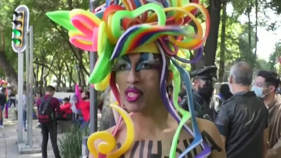 Cerca de 30.000 personas celebran el Orgullo LGBT en Ciudad de México