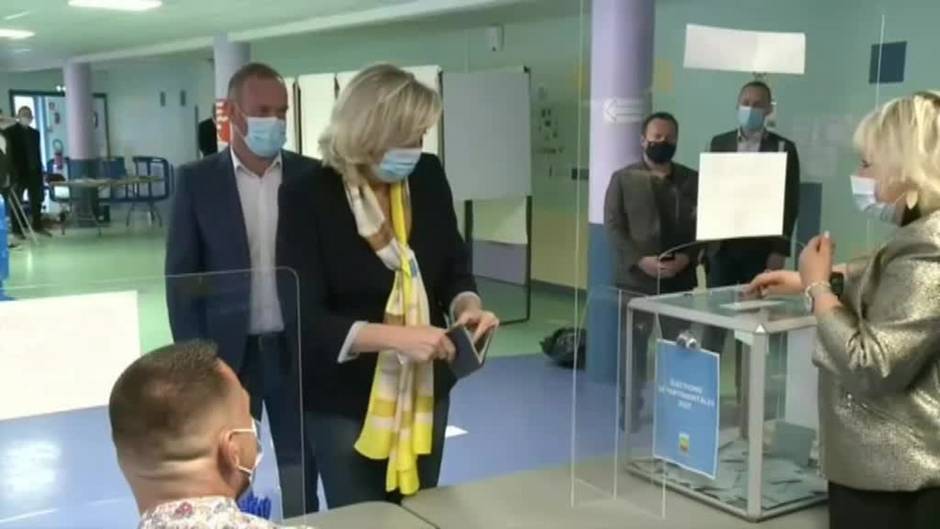 Los líderes políticos votan en las elecciones regionales francesas