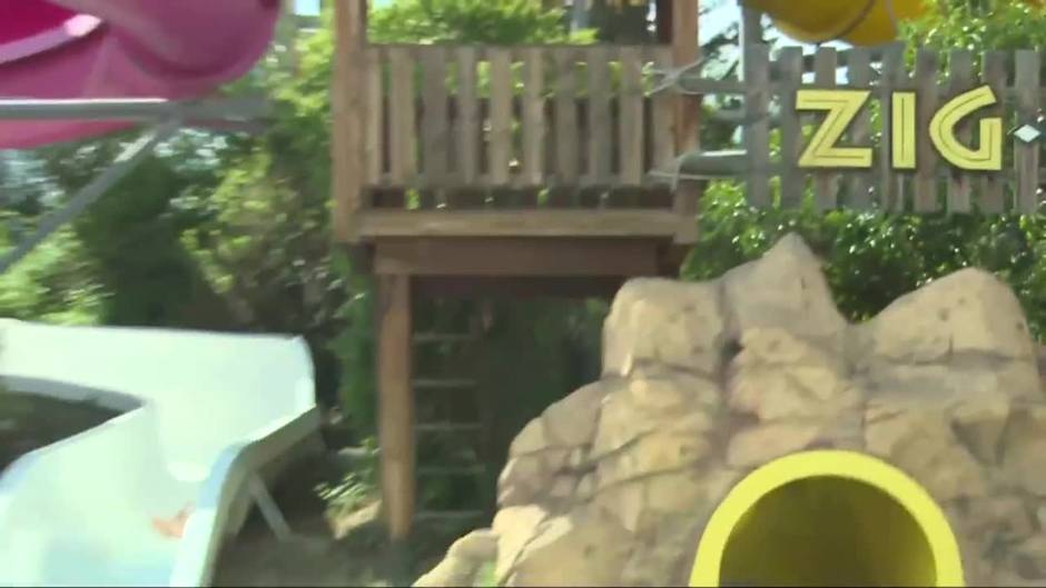 Bañistas en el Aquopolis de Villanueva de la Cañada disfrutan sin mascarilla