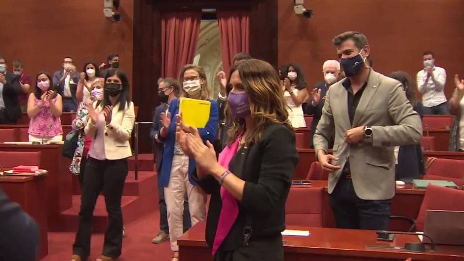 Junqueras, recibido entre aplausos al reunirse con el grupo de ERC en el Parlament