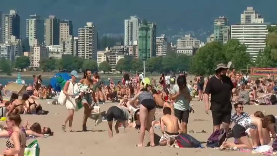 El fuego arrasa un pueblo Canadá