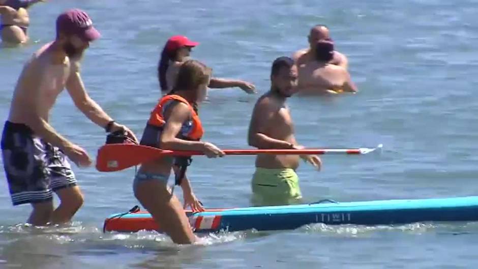 Las altas temperaturas y el inicio de las vacaciones llenan las playas de Málaga