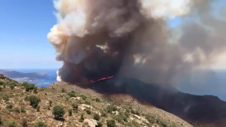 Desalojadas varias urbanizaciones en el Cabo de Creus por un incendio forestal