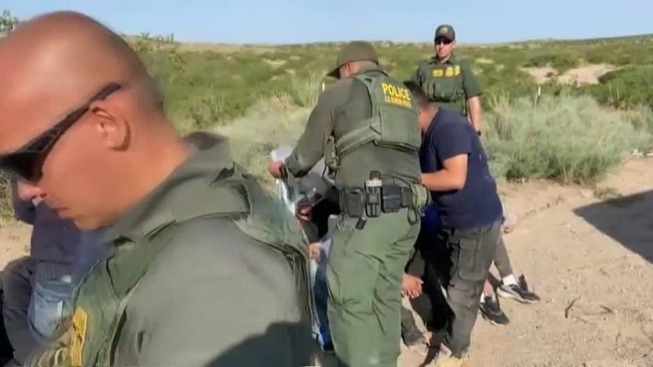 Miles de inmigrantes desafían el calor extremo del desierto de Sunland Park para entrar en EEUU