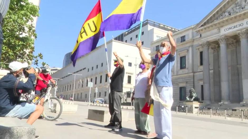 Manifestantes se concentran a favor de una ley de memoria democrática