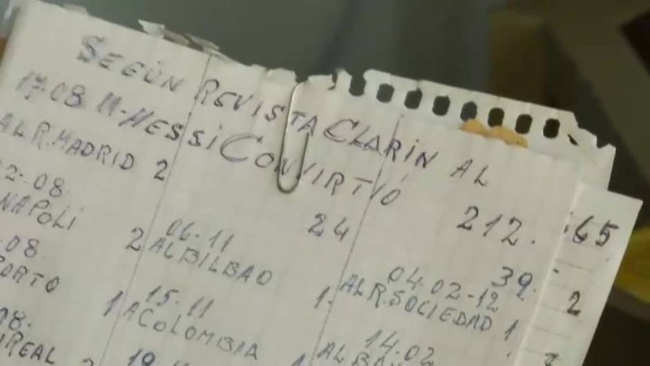 Un anciano centenario lleva el cálculo manuscrito de cada gol de Messi