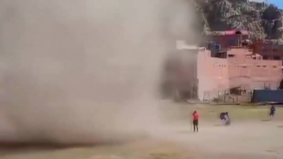 Un remolino de arena en medio de un partido de fútbol en Bolivia