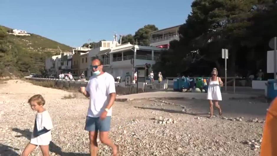 ¿Dormiría usted en la playa para coger sitio? En Jávea, algunos, sí