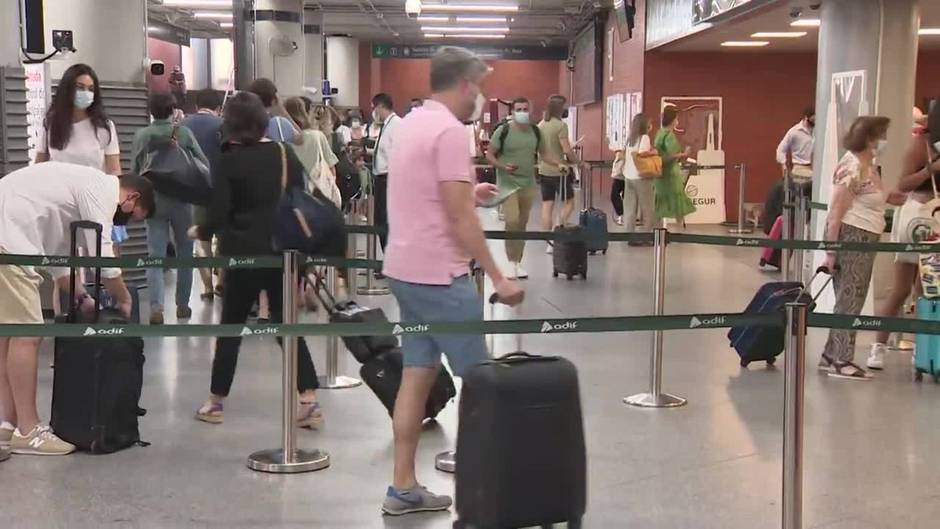 Pasajeros abandonan Madrid en el inicio de la operación salida de agosto