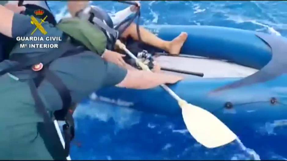 Rescate de un hombre a la deriva en un kayak