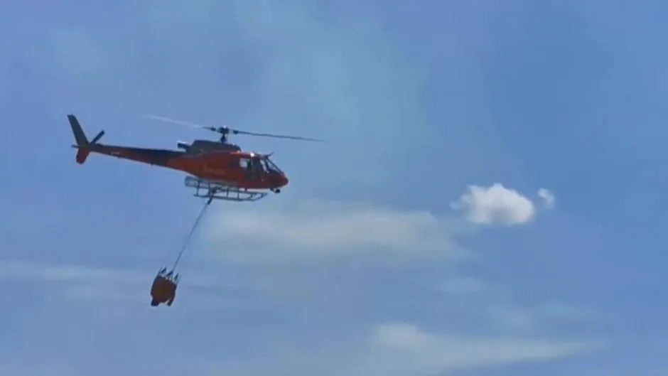 Un helicóptero sofoca el incendio en la localidad navarra de OIloki