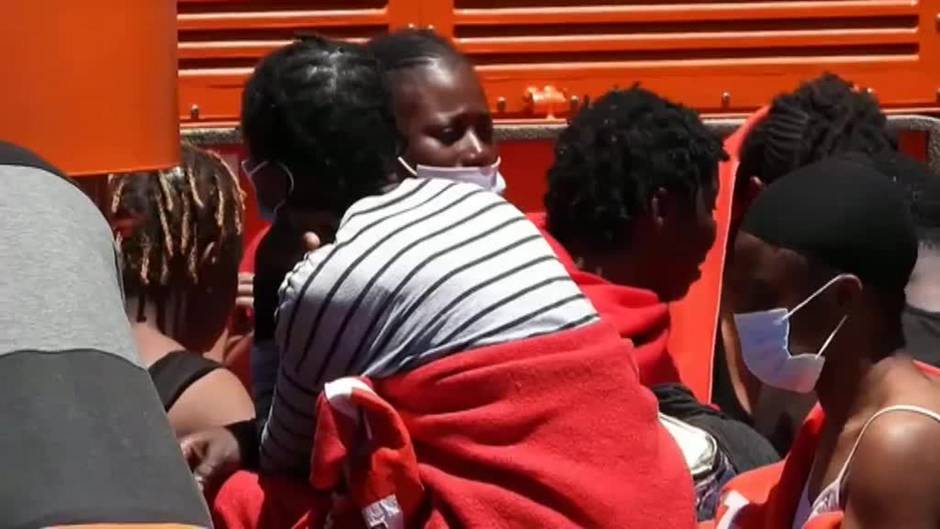 Llegan a Arguineguín 63 migrantes rescatados en alta mar a bordo de una patera