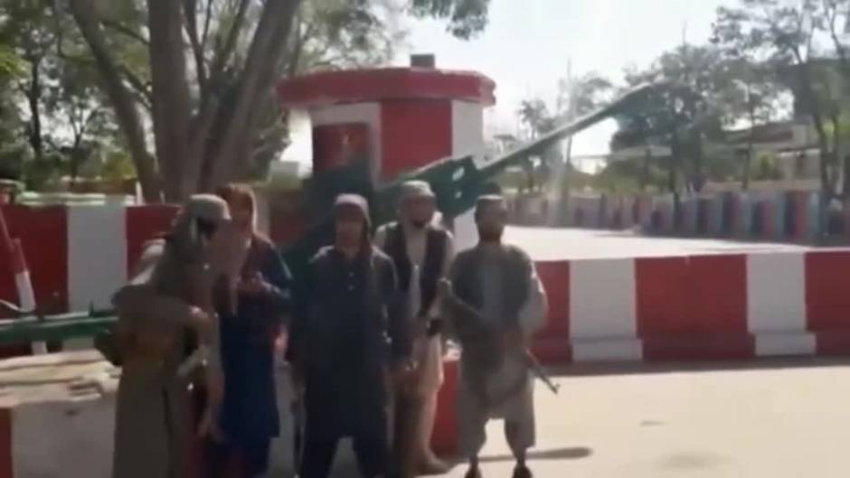 Miles de personas huyen hacia Kabul buscando refugio de los talibanes