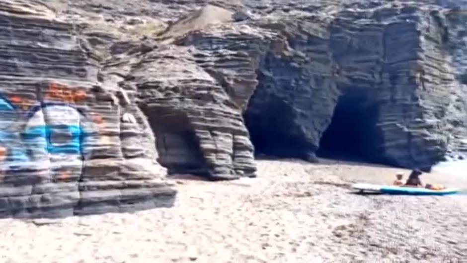 Vandalismo con grafitis en Cala Cocón, Murcia