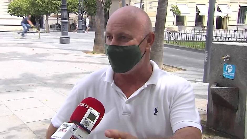 Sevillanos: La ola de calor ha llegado tarde pero a ver cuánto dura"