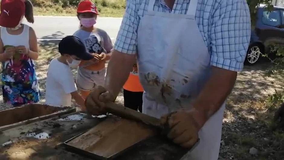 Niños hacen piezas tradicionales de alfarería en el VII Encuentro de Cacharreiro