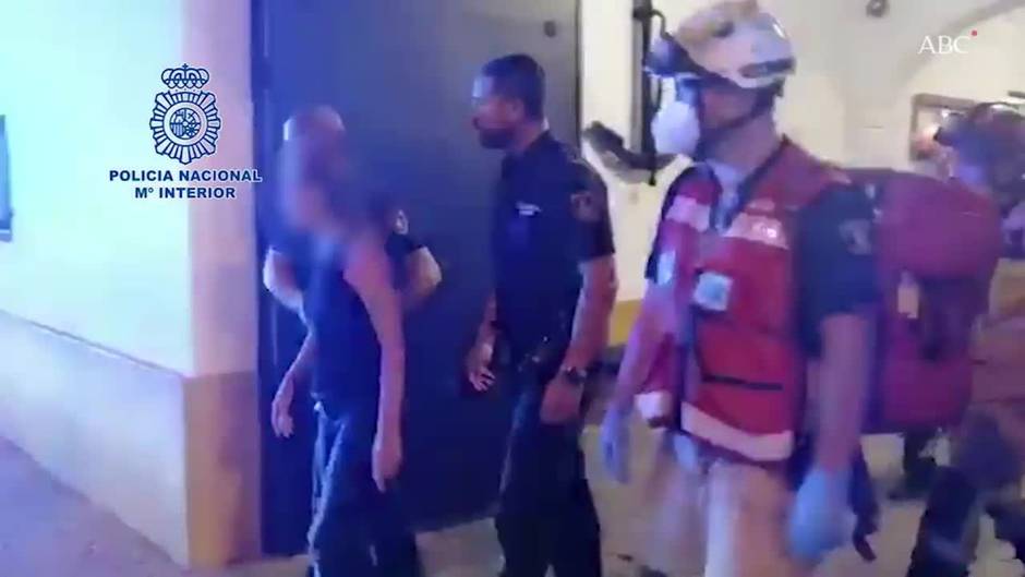 La Policía Nacional salva a una mujer que se ahogaba tras caer al río Guadalquivir