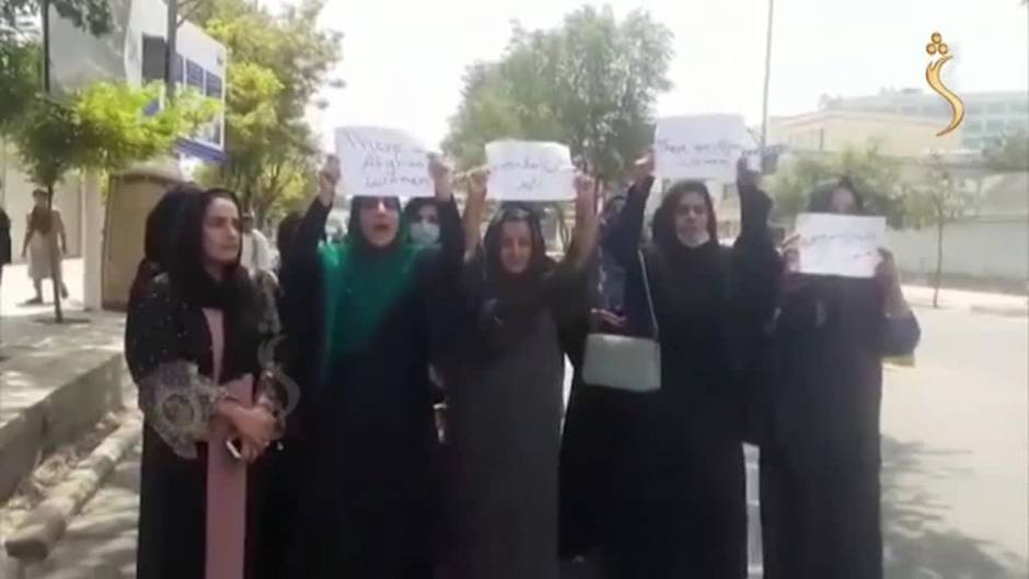 Un grupo de mujeres protesta en las calles de Kabul tras la llegada de los talibanes