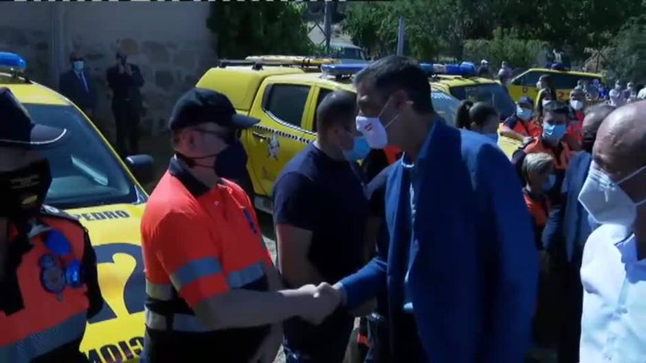 Sánchez visita las zonas arrasadas por el incendio de Ávila