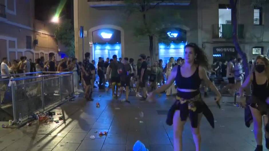 Las calles de Barcelona se llenan de gente sin mascarillas ni distancia de seguridad