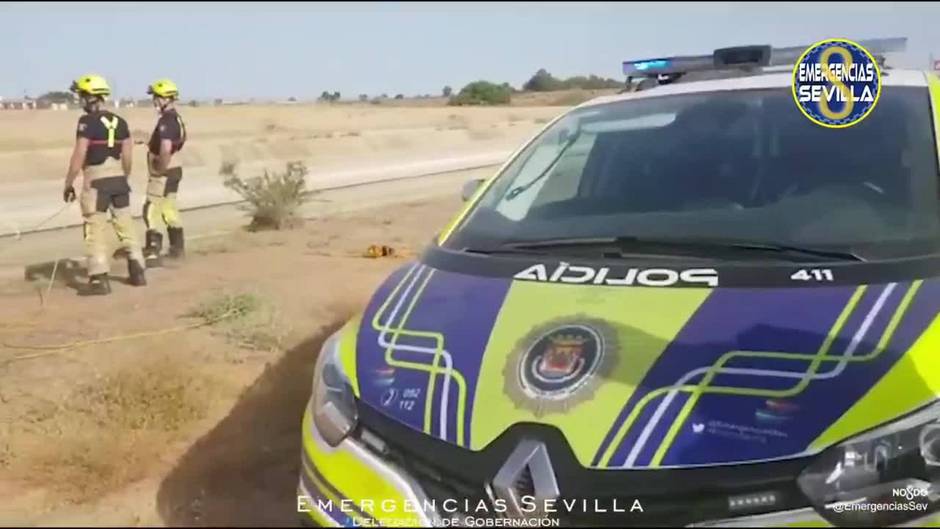 Recuperación coche sumergido en el canal de riego de Sevilla