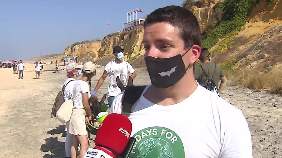 Médicos de Huelva colaboran en la recogida de basura en la playa de Doñana con la compañía de burros