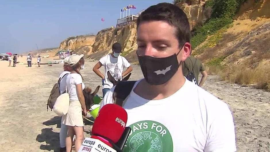 Sanitarios con la ayuda de burros limpian las playas de Doñana