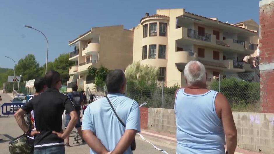 Vuelven los vecinos cercanos al edificio que se derrumbó en Peñíscola