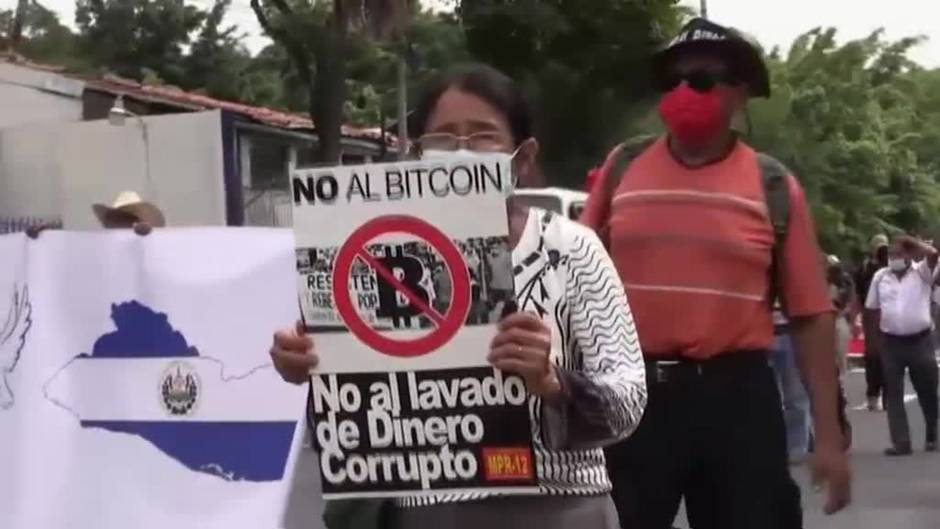 Jubilados y trabajadores de El Salvador, en pie de guerra contra el bitcoin