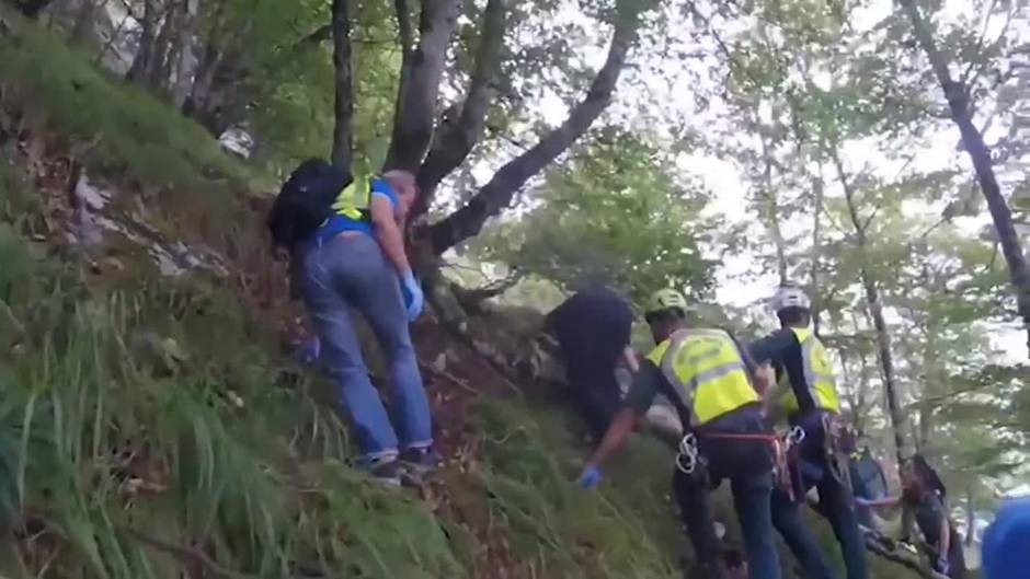 Mueren dos senderistas al despeñarse en la ruta de los Collados del Asón