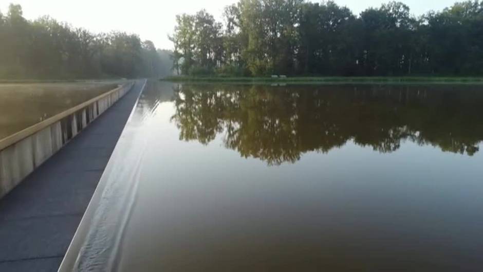 Pedalear por debajo del nivel del agua de un lago es posible en un carril bici en Bélgica